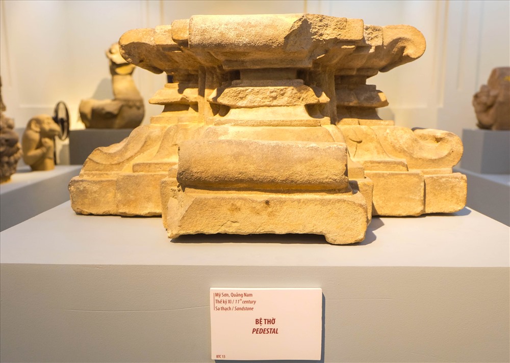 Bệ thờ được làm bằng sa thạch, thế kỷ 11.