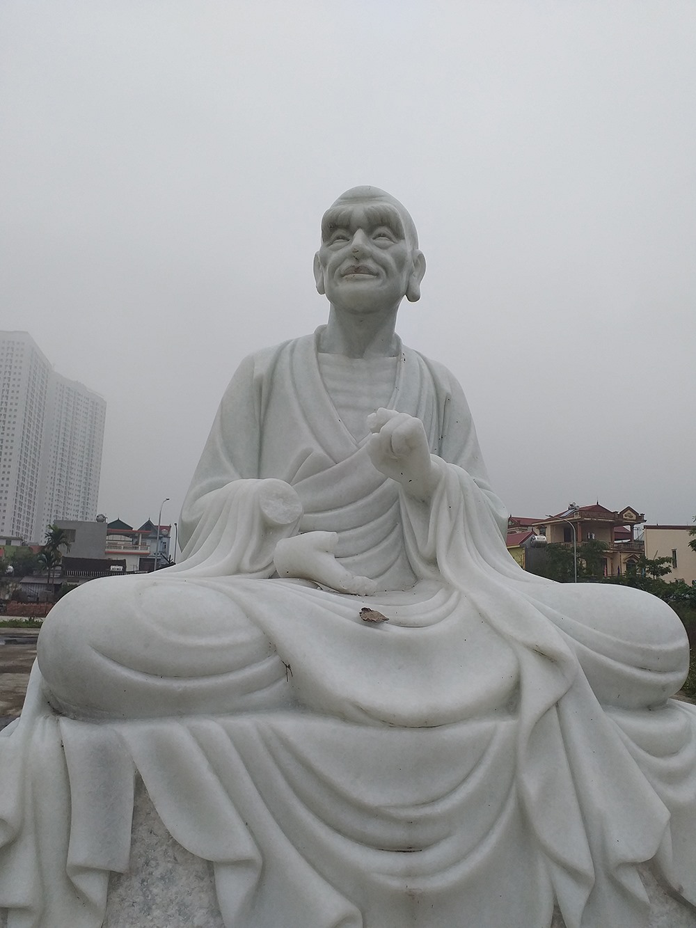 Một trong số 16 pho tượng La Hán bị đập phá đứt lìa bàn tay phải và hai ngón tay bàn tay trái.