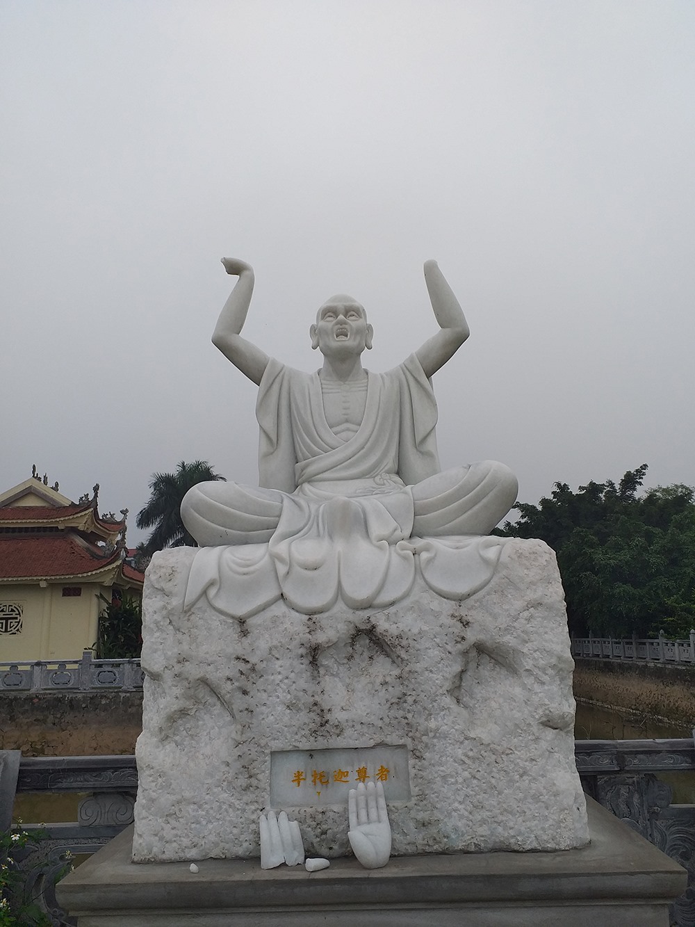 Kẻ xấu còn leo lên đập gãy cả hai bàn tay của tượng La Hán.