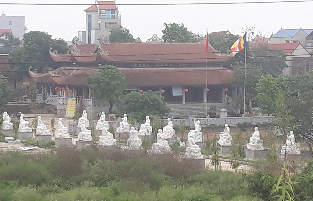 16/18 pho tượng La Hán tại chùa Khánh Long bị phá hoại.