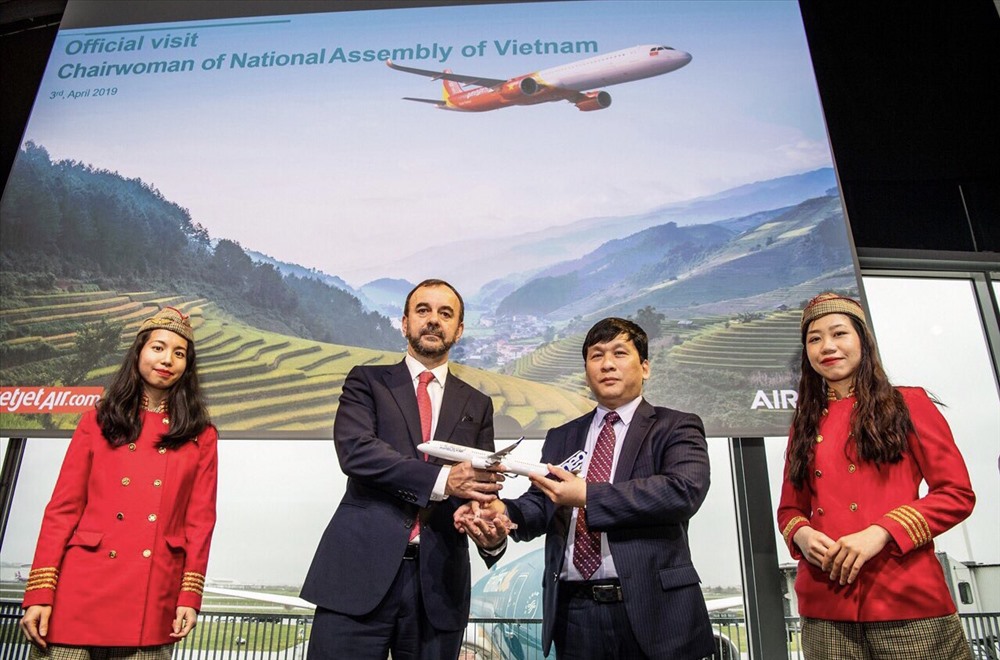 Ông Jean-Francois Laval, Phó Chủ tịch của Airbus tại khu vực châu Á và Phó tổng Giám đốc Vietjet Đinh Việt Phương thực hiện nghi thức bàn giao tàu bay A321neo.