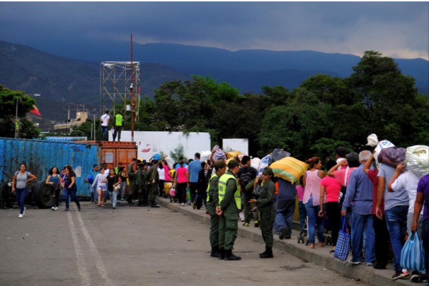 Tổng thống Venezuela Nicolas Maduro hồi tháng 2 ra lệnh cho quân đội dùng xe tải, thùng container chặn các cây cầu nối giữa hai nước nhằm ngăn chặn hàng trăm tấn hàng viện trợ nhân đạo do Mỹ cung cấp. 