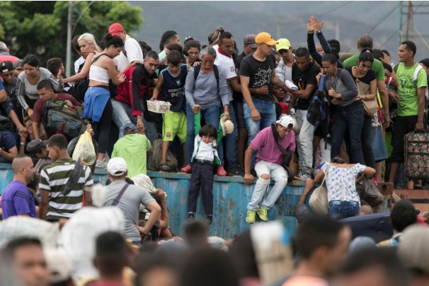 Văn phòng di cư tại thủ đô Bogota cho biết, hàng nghìn người Venezuela đã phá vỡ các chướng ngại vật dọc biên giới quốc tế với Colombia vào ngày 2.4. Ảnh: Reuters.