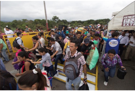 Người Venezuela mang theo các em nhỏ và hành lý của mình.