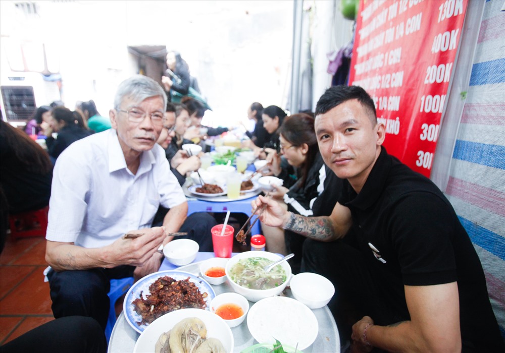 Mai Tiến Thành đi ăn cùng bố của anh, cựu tuyển thủ này cũng vừa mới thành lập trung tâm bóng đá cộng đồng thời gian gần đây. 