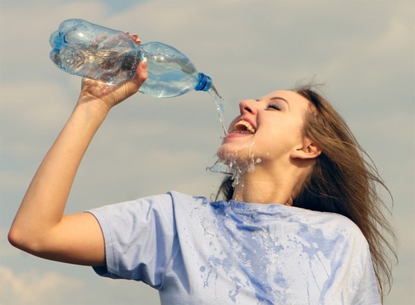 Khi uống nước vào buổi sáng lúc đói, bạn sẽ loại bỏ được tất cả những độc tố trong cơ thể