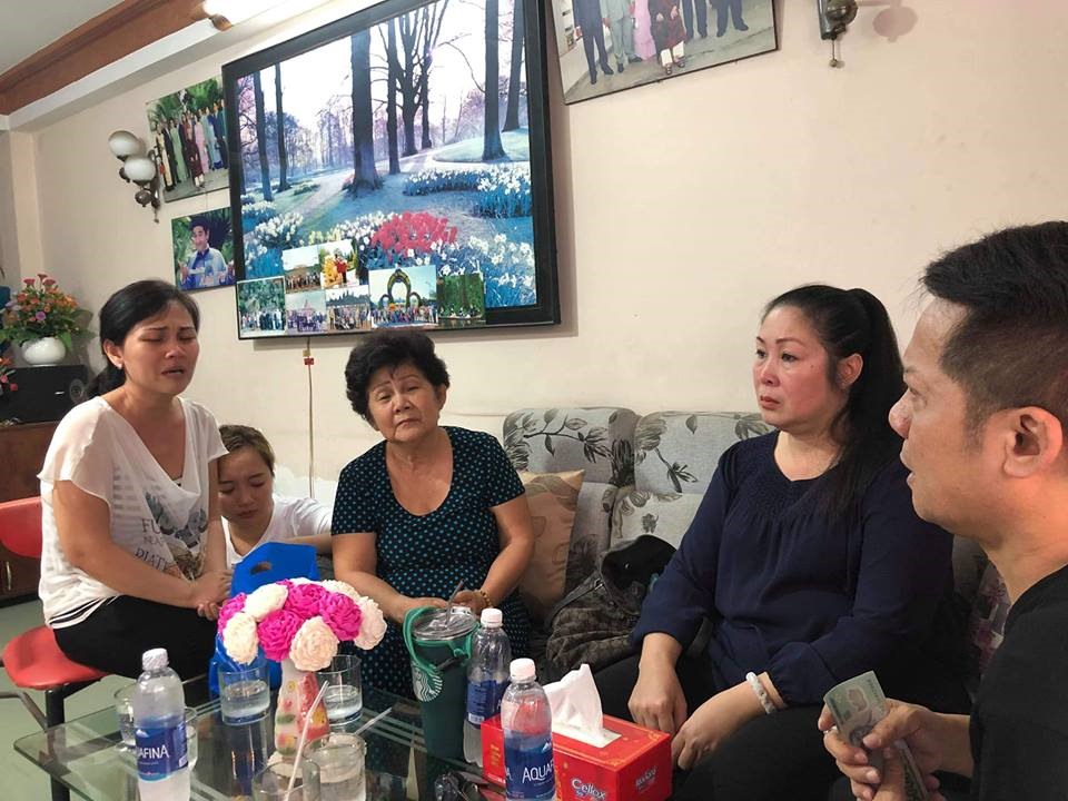 Cuộc gặp đẫm nước mắt của NSND Hồng Vân, nghệ sĩ hài Minh Nhí và gia đình nghệ sĩ Anh Vũ. Ảnh: FBNV. 
