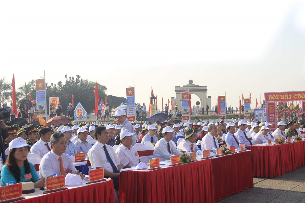 Đại biểu và đông đảo người dân dự lễ Thượng cờ thống nhất non sông. Ảnh: TT.