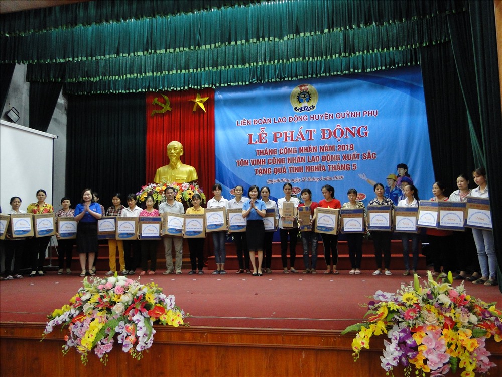 Chủ tịch LĐLĐ huyện Quỳnh Phụ Tăng Thị Hiệu trao quà cho CNLĐ.