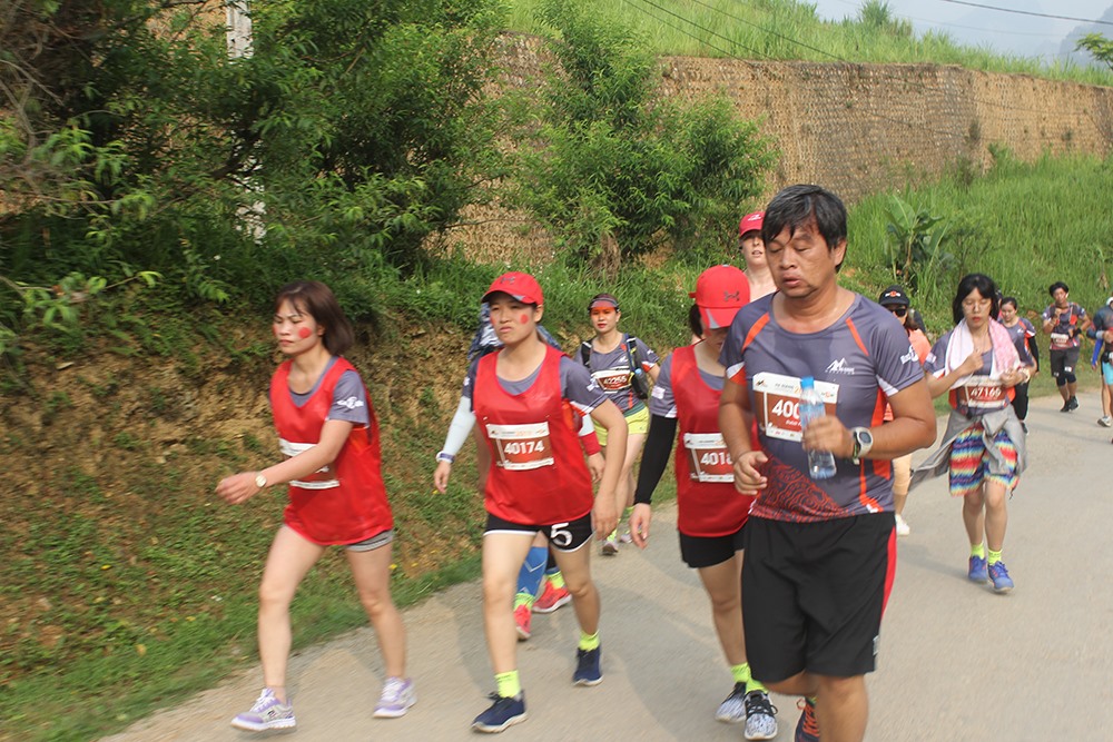 Vừa chạy vừa đi bộ giúp các vận động viên duy trì sức lực để hoàn thành đường chạy.