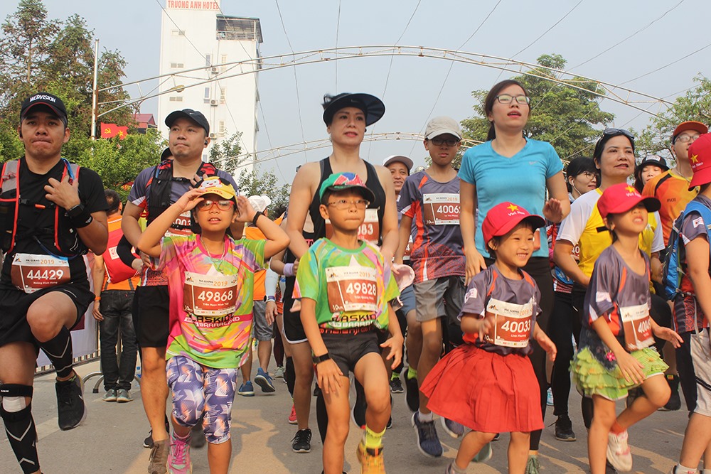 Giải chạy Marathon quốc tế “Chạy trên cung đường hạnh phúc” còn thu hút được sự tham gia của các VĐV nhí.