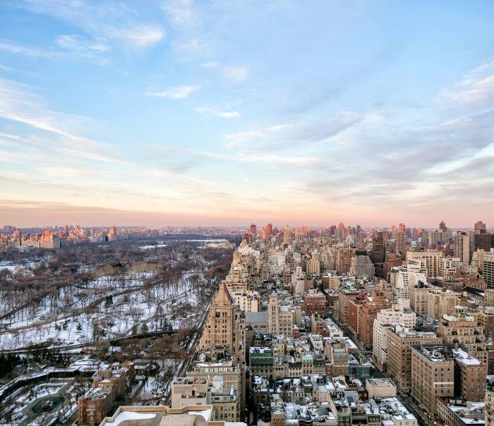 Căn hộ có tầm nhìn 360 độ ra quang cảnh thành phố và Central Park ngay bên kia đường. Ảnh: Donna Dotan.