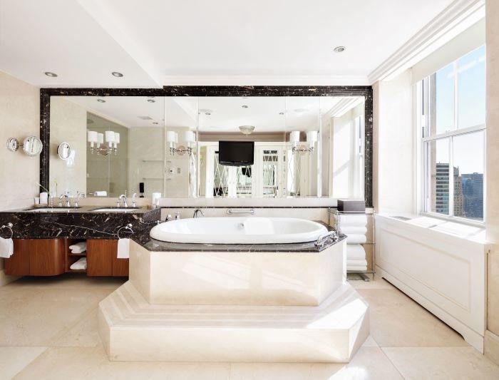 Phòng tắm được lát đá cẩm thạch cùng bồn tắm lớn. Ảnh: Donna Dotan. 