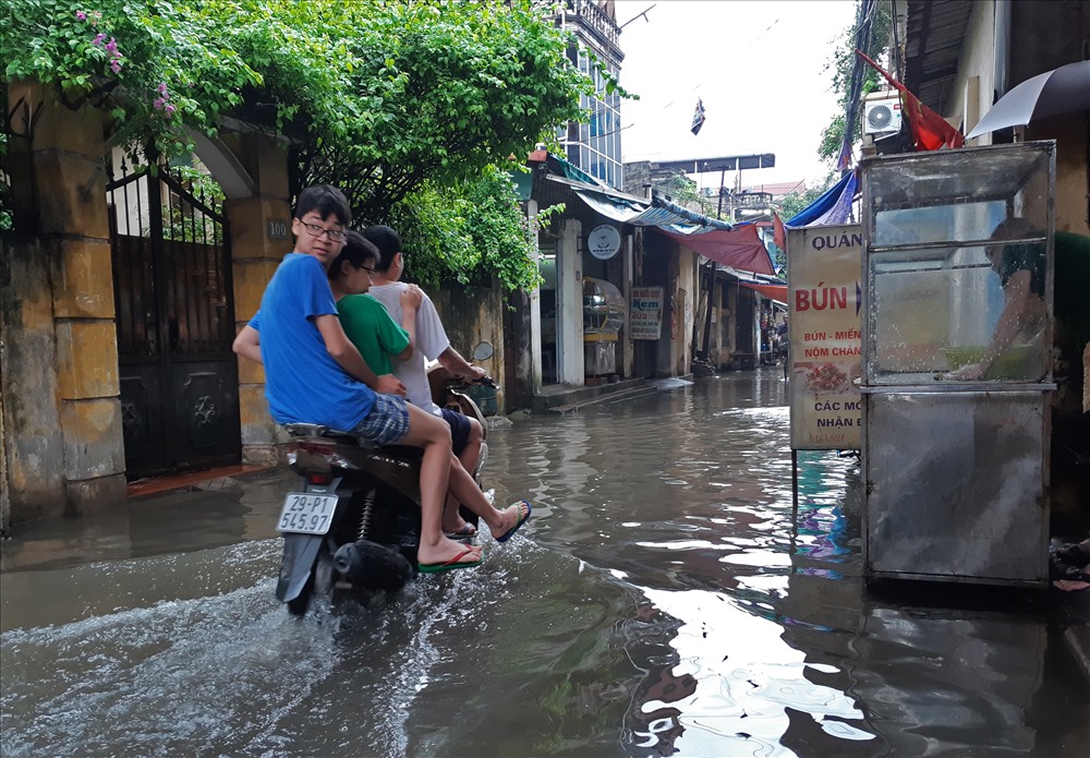 Sáng nay, vùng mây đối lưu đang gây mưa rào và dông trên khu vực huyện Sơn Tây, Phúc Thọ, Thạch Thất, Đan Phượng rồi lan nhanh vào nội thành.