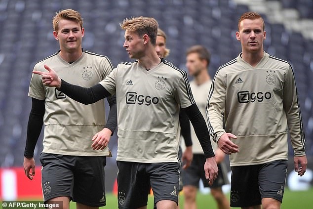 Matthijs de Ligt (trái) và Frenkie de Jong (giữa) đang là 2 ngôi sao sáng nhất của Ajax ở thời điểm hiện tại. De Jong đã sang Barcelona còn De Light cũng chuẩn bị theo chân người đồng đội. Ảnh: Getty.