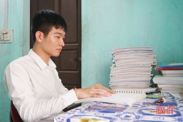  Trần Việt Hoàng vừa giành học bổng 2,2 tỷ đồng. (Ảnh: Báo Hà Tĩnh)