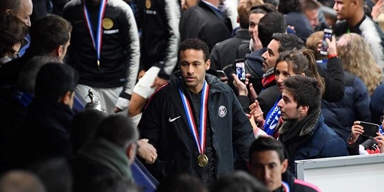 Neymar nhận hai án phạt cùng lúc vì thiếu kiềm chế.