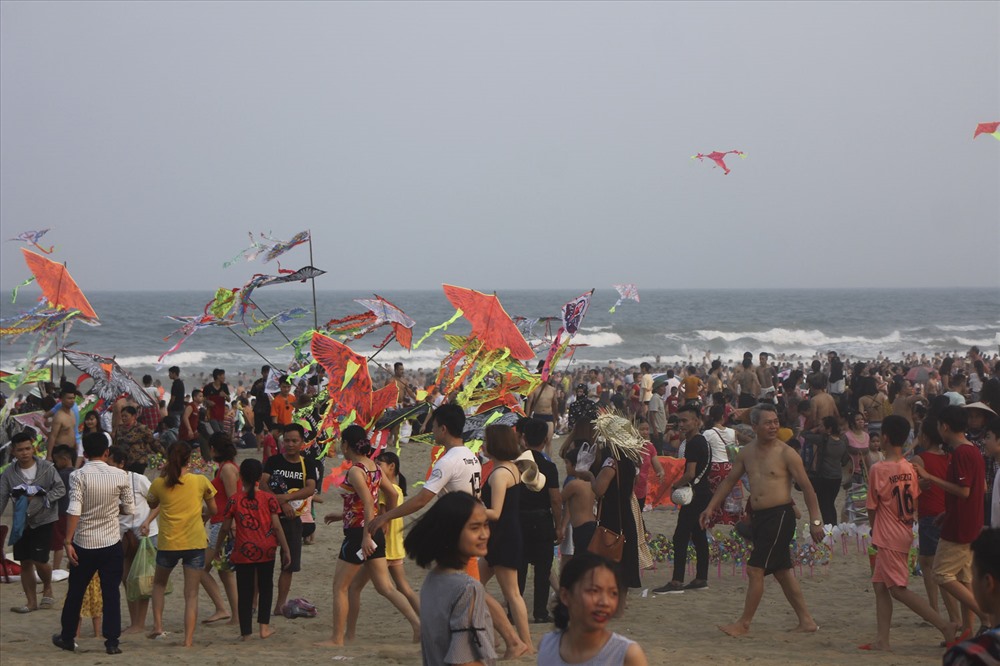 Khu du lịch biển Sầm Sơn trong suốt kỳ nghỉ lễ luôn đông đúc, hàng vạn du khách tới đây tắm mát.