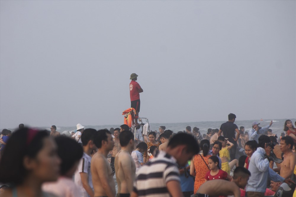 Để đảm bảo an toàn cho du khách, lực lượng cứu hộ, cứu nạn của thành phố Thanh Hóa đã phải đưa các ghế quan sát ra sát biển và liên tục nhắc nhở, dùng còi cảnh báo du khách không được bơi ra xa bờ khi tắm biển.