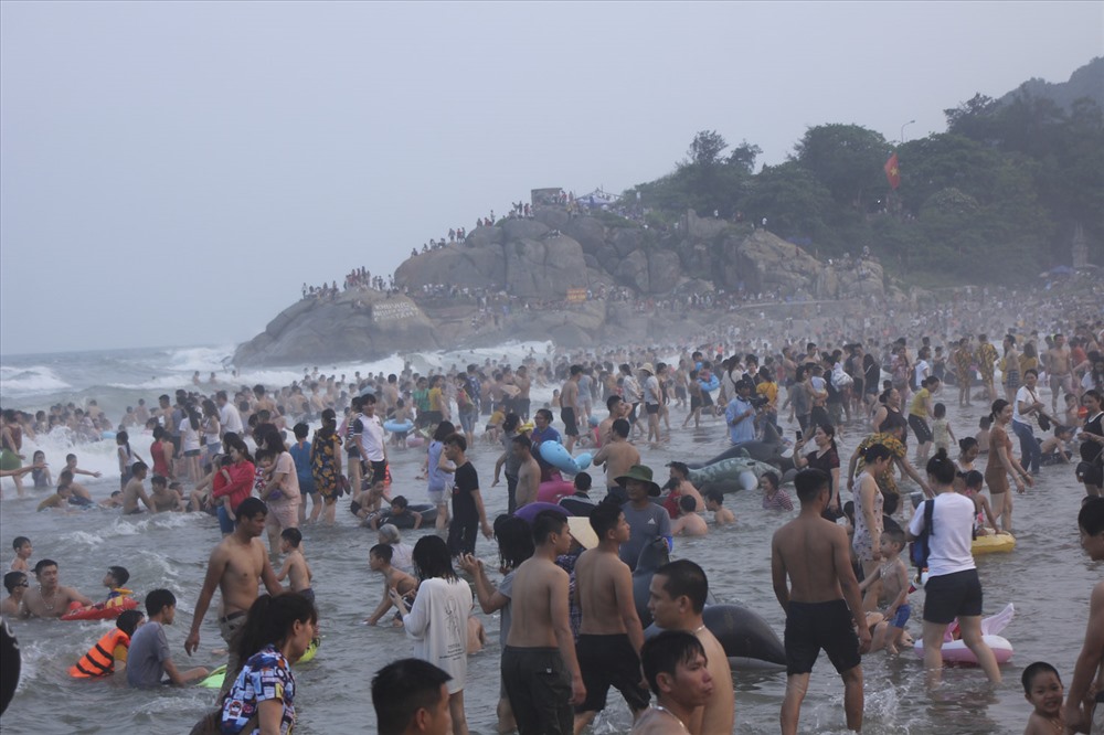 Theo thống kê ban đầu của Ủy ban Nhân dân thành phố Sầm Sơn, từ ngày 27-30.4, ước tính có khoảng 600.000 khách du lịch đến tham quan, nghỉ dưỡng và tắm biển tại Sầm Sơn, tăng 30% so với cùng kỳ năm 2018
