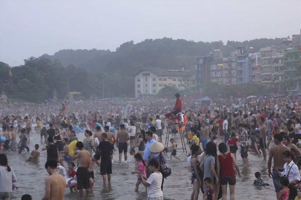 Theo ghi nhận của phóng viên, trong đầu giờ sáng và cuối giờ chiều các ngày từ 27 - 30.4, toàn bộ các bãi biển A, B, C, D đều đông nghẹt người.