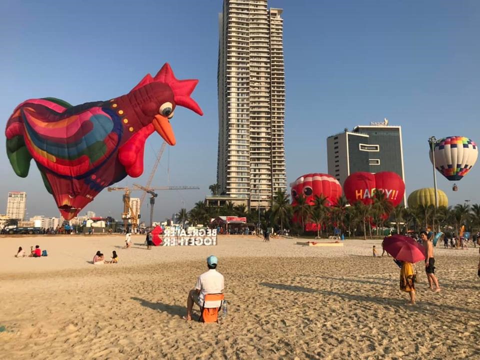 Ngày 30.4, tại công viên biển Đông, TP Đà Nẵng, Ban quản lý (BQL) bán đảo Sơn Trà và các bãi biển du lịch Đà Nẵng phối hợp với Cty TNHH Khinh khí cầu Ballooning Media tổ chức trình diễn khinh khí cầu Đà Nẵng 2019.