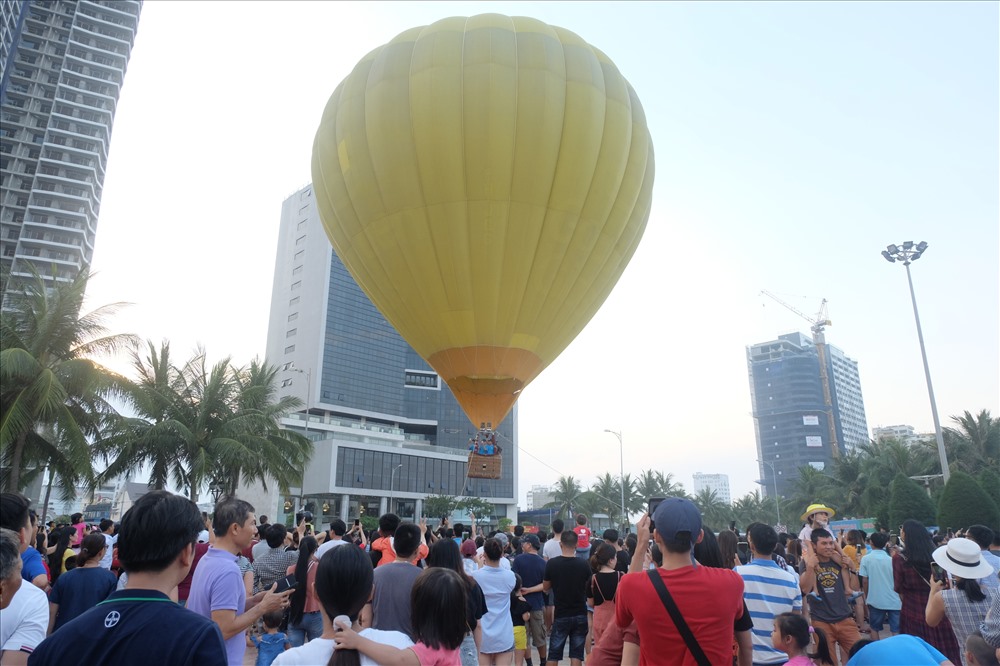 Đây là lần đầu tiên lễ hội khinh khí cầu đến với Đà Nẵng, bên cạnh đó lại trùng với kỳ nghỉ lễ nên lượng khách du lịch và người dân theo dõi rất đông.