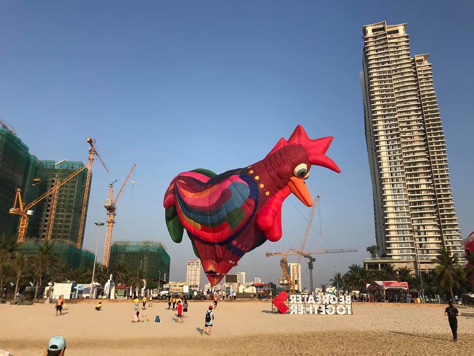Những chiếc khinh khí cầu nhiều sắc màu trên biển cuốn hút, kích thích đam mê khám phá của du khách.