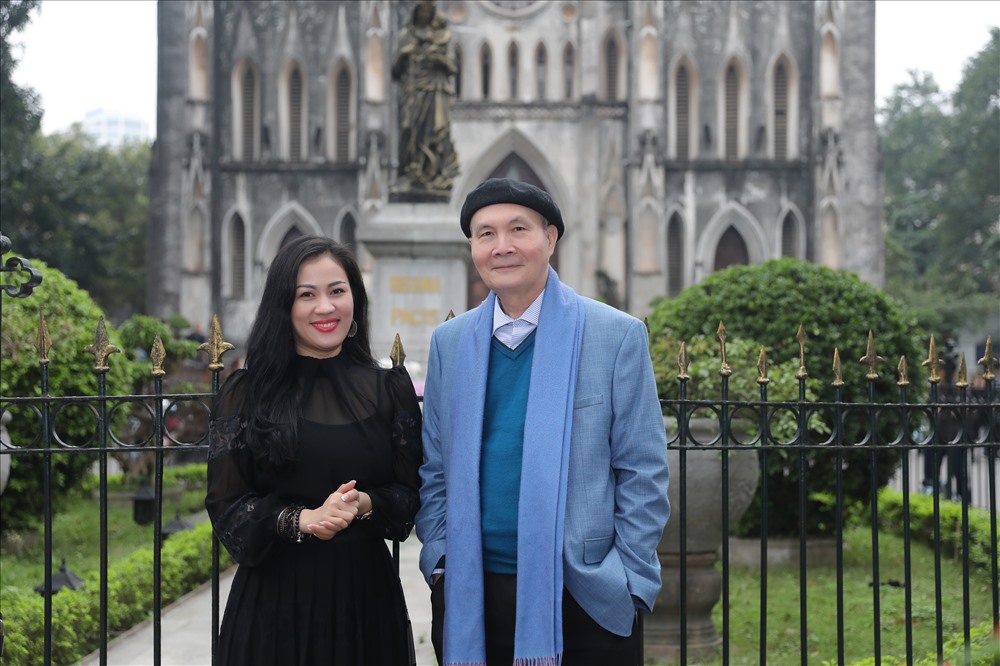 Nhạc sĩ Vũ Thành An chụp ảnh cùng Ngọc Châm ở Nhà thờ.