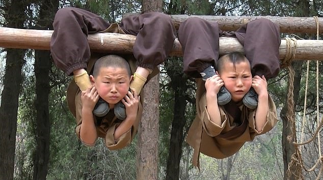 Các chú tiểu tập luyện kung fu ở chùa Thiếu Lâm. Ảnh: RT.