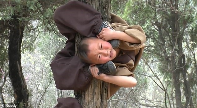 Các chú tiểu tập luyện kung fu ở chùa Thiếu Lâm. Ảnh: RT.