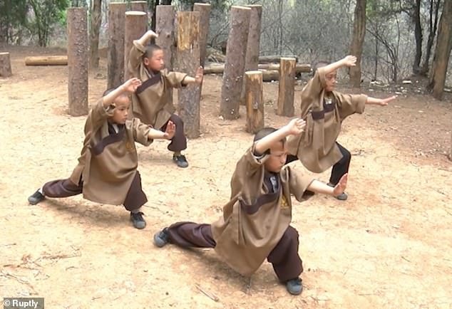 Các chú tiểu tập luyện kung fu ở chùa Thiếu Lâm. Ảnh: RT. 