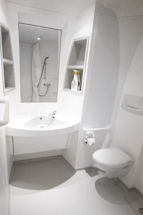 Phòng tắm sử dụng gam màu trắng chủ đạo.