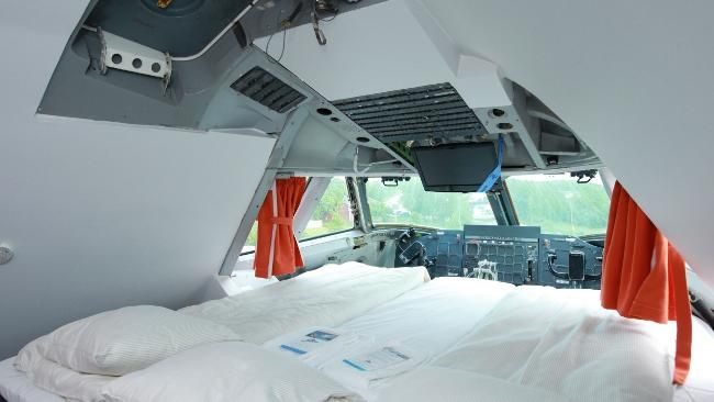 Một phòng ngủ được thiết kế ngay trong buồng lái.