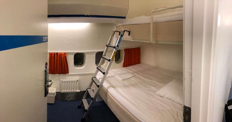 Phòng ngủ hơi nhỏ nhưng nhưng luôn gọn gàng sạch sẽ, thoải mái hơn những ghế ngồi hạng bình thường trên máy bay