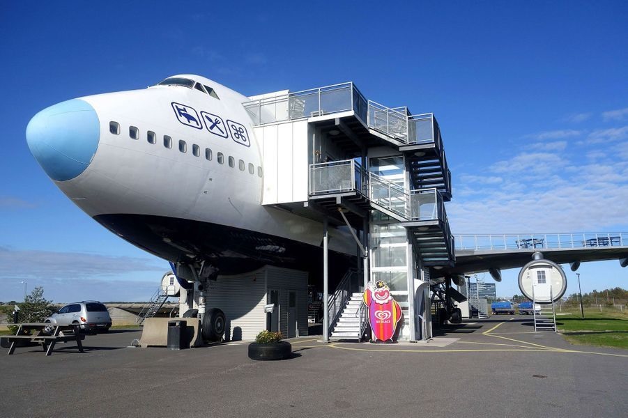 Khách sạn Jumbo được xây dựng dựa trên phần khung của chiếc máy bay Boeing 747-200 dành cho khách du lịch có nhu cầu nghỉ lại tại sân bay Arlanda, thành phố Stockholm, Thụy Điển.