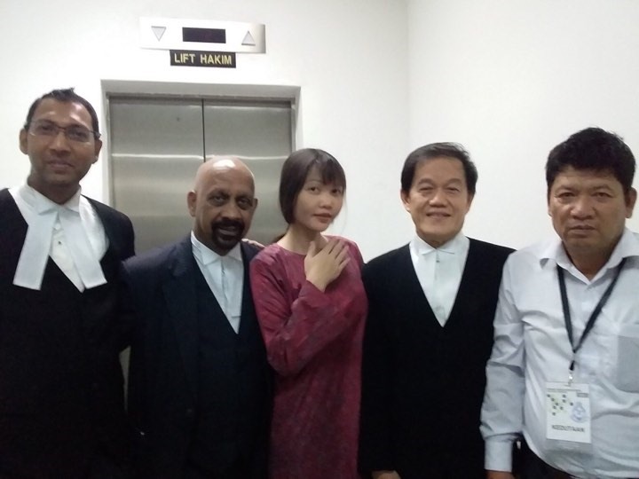 Đoàn Thị Hương chụp ảnh cùng bố và các luật sư sau khi phiên tòa kết thúc - Ảnh: Gia đình cung cấp