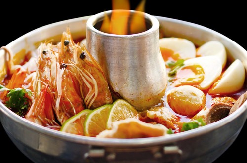 Lẩu Thái chua cay hay BBQ hải sản nướng là thứ đồ ăn bạn không thể chối từ.