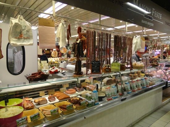 Các loại bánh được bày bán tại chợ thực phẩm trung tâm Les Halles của Lyon, Pháp