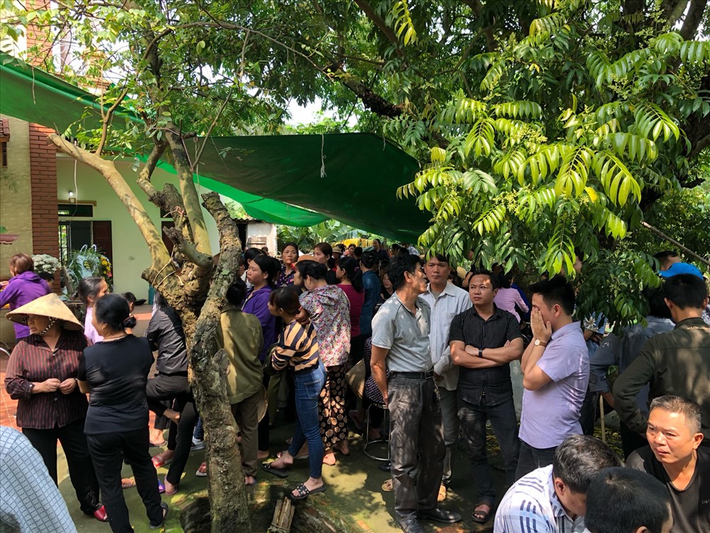 Hàng trăm người dân có mặt tại nhà bé T tại thôn Thường Vũ, xã An Bình, huyện Thuận Thành, Bắc Ninh.