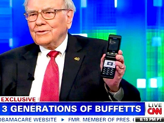 Buffett dùng một chiếc điện thoại nắp gập giá 20 USD.