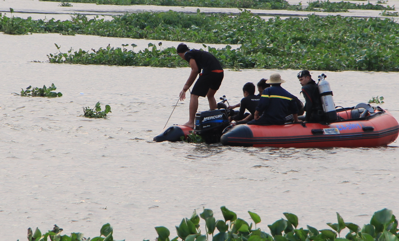Đến 17h cùng ngày nhái vẫn đang lặn tìm nam thanh niên mất tích dưới sông Sài Gòn.