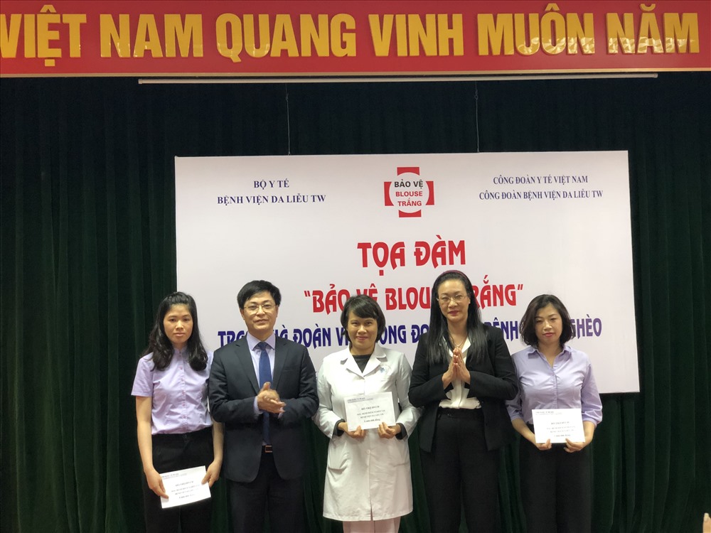 Chủ tịch Công đoàn Y tế Việt Nam Phạm Thanh Bình (thứ hai từ phải qua) trao quà cho đoàn viên mắc bệnh hiểm nghèo tại Bệnh viện Da liễu Trung ương.