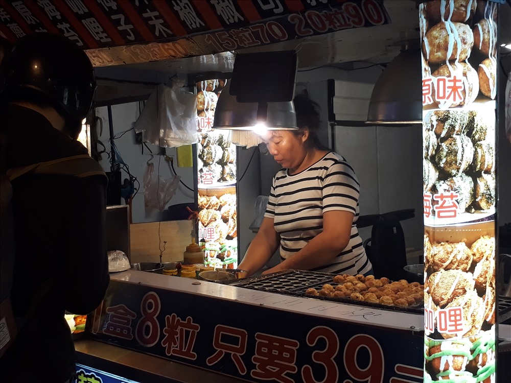 Một con phố sầm uất ở Đài Nam với những biển hiệu san sát.