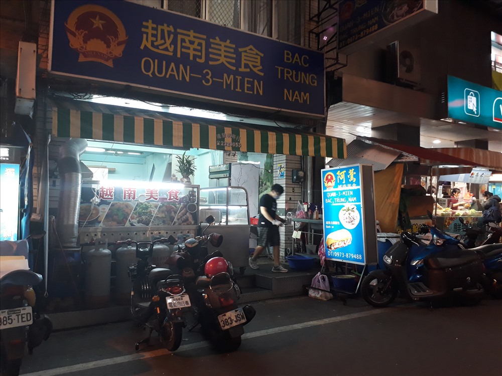 Một quán bán đồ ăn Việt ở Đài Nam trên một khu phố sầm uất.
