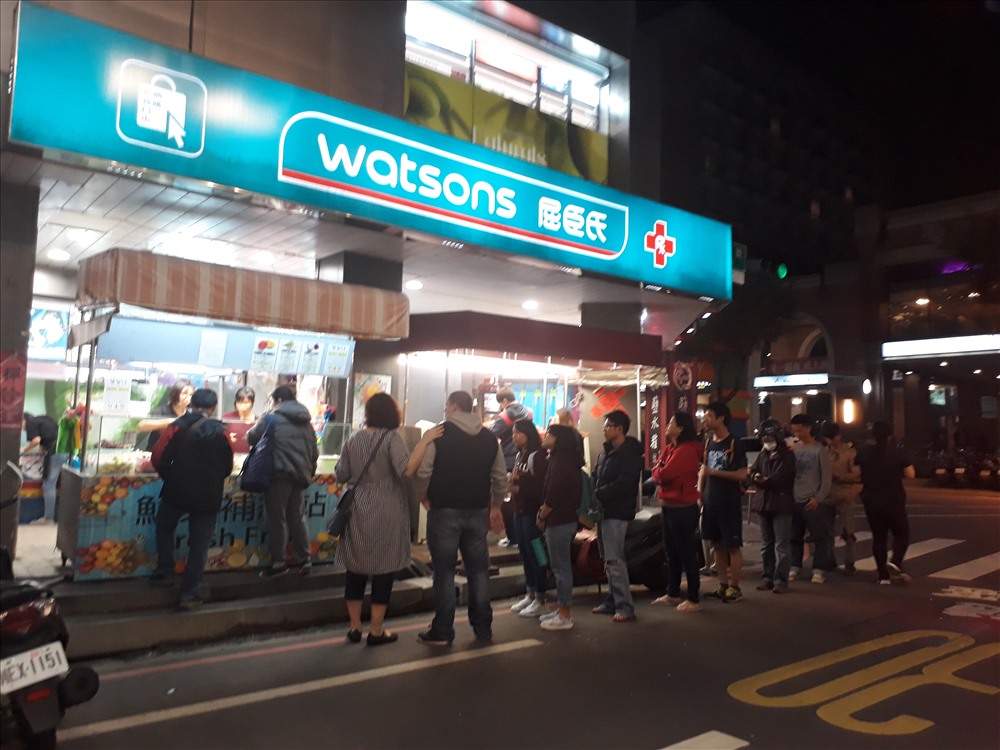 Người dân và du khách xếp hàng mua hàng tại một cửa hàng ở Đài Loan.