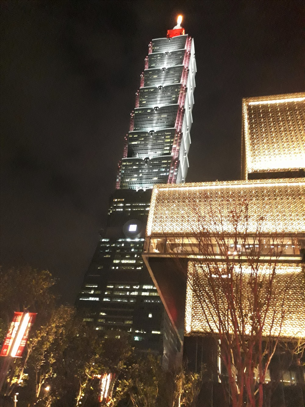 Điểm thú vị là trong tour tham quan Taipei 101, du khách có cơ hội theo dõi đoạn phim về quá trình xây dựng tới khi hoàn tất công trình đầy tự hào của Đài Loan trong một phòng chiếu nhỏ.