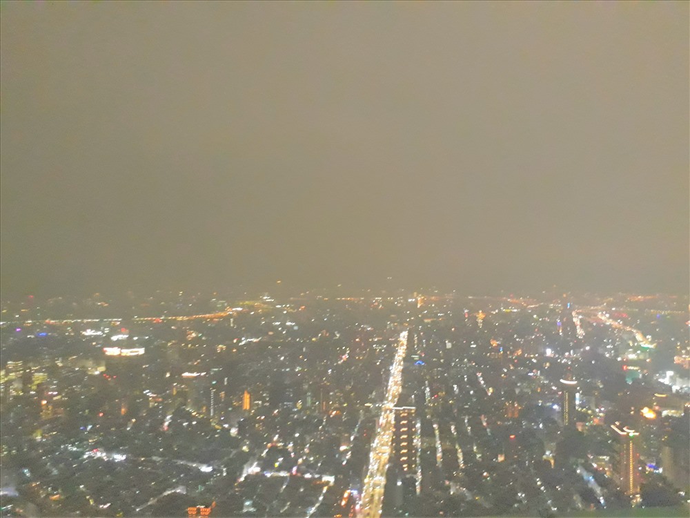 Từ Taipei 101, du khách có cơ hội ngắm khung cảnh thành phố Đài Bắc về đêm với hàng ngàn ngọn đèn sáng từ phố phường, các tòa nhà cao tầng lung linh huyền ảo của một thành phố hiện đại, phồn thịnh từ đài quan sát trong nhà ở tầng 89 hoặc ở ngoài ban công ở tầng 91. Điểm thú vị là trong tour tham quan Taipei 101, du khách có cơ hội theo dõi đoạn phim về quá trình xây dựng tới khi hoàn tất công trình đầy tự hào của Đài Loan trong một phòng chiếu nhỏ.