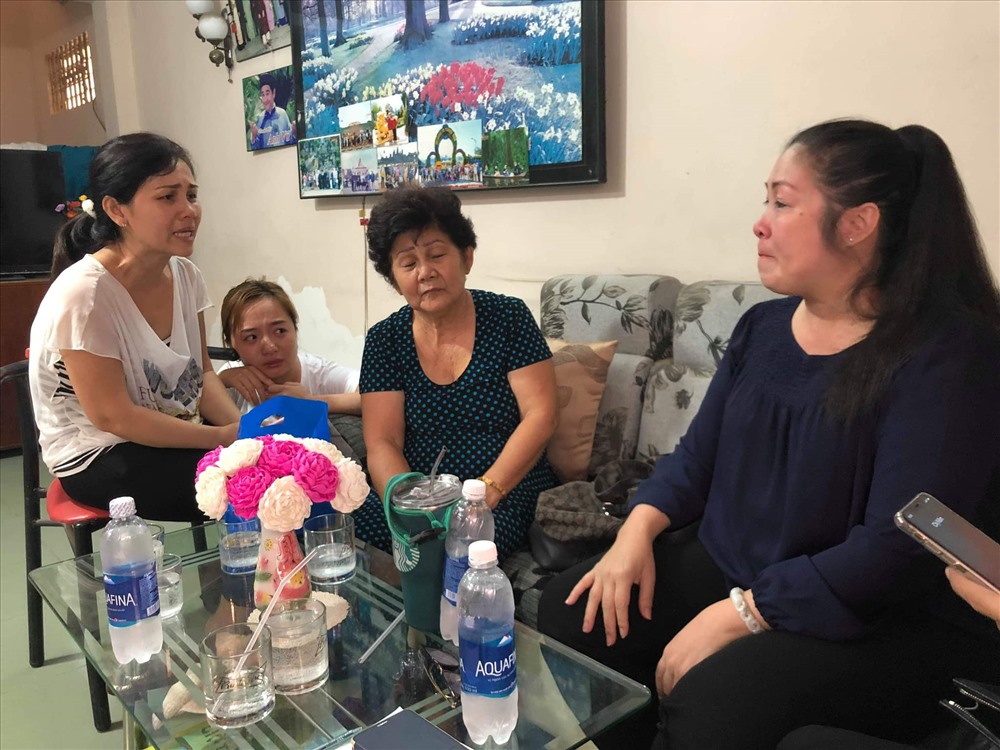 NSND Hồng Vân gặp gỡ đại diện gia đình Anh Vũ bàn bạc việc lo liệu tang lễ tại quê nhà. 