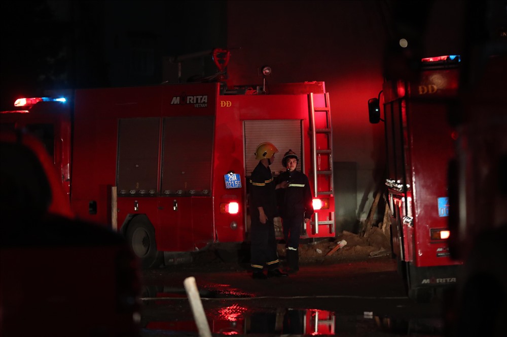 Hàng chục cảnh sát cứu hỏa cùng 4 xe chữa cháy có mặt tại hiện trường thực hiện để dập lửa.